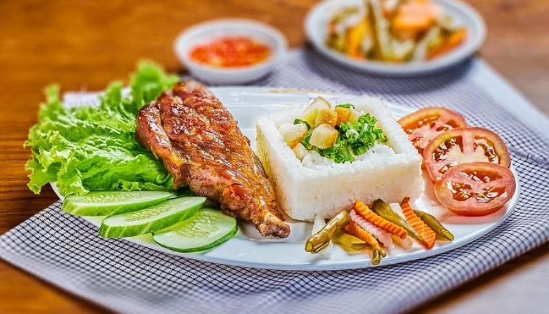 Cơm tấm là gì? Một món ăn ngon và nổi tiếng ở Sài Gòn.
