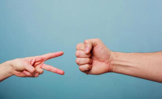 Trò chơi kéo-búa-bao trong tiếng Anh là gì?