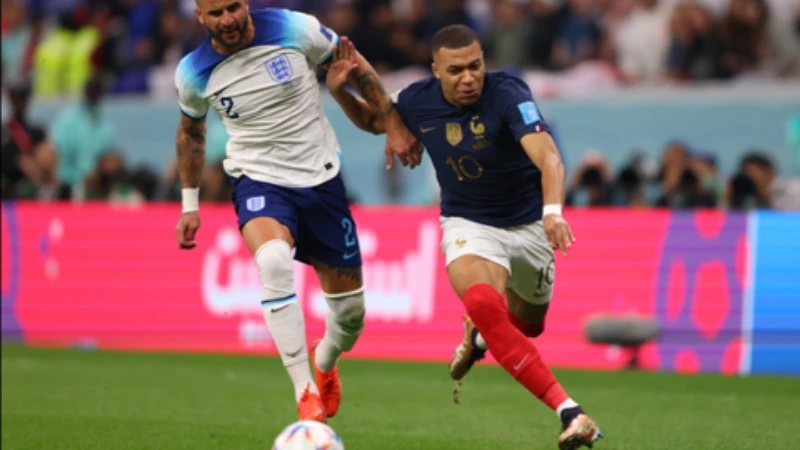 Tiền vệ cánh phải nhanh nhẹn trong bóng đá - Người châm ngòi cho những cơn bão trên sân cỏ -