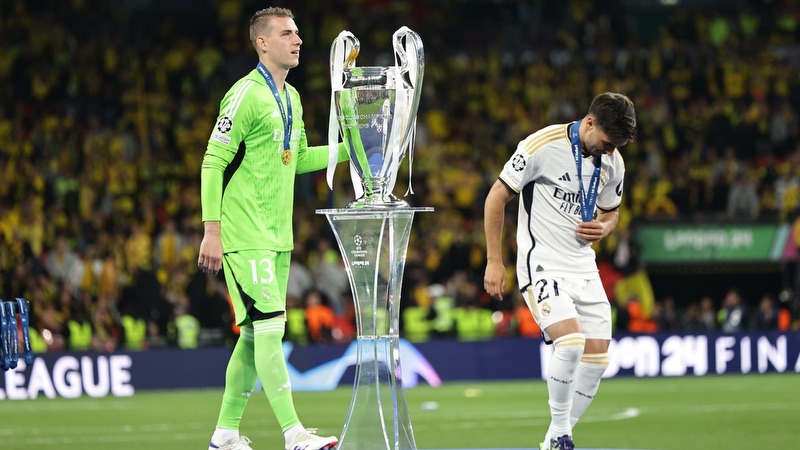 Lẽ ra thì thủ môn Andriy Lunin xứng đáng được nhiều hơn trong mùa giải 2023 - 2024 Thủ môn Andriy Lunin - Khó khăn sau dấu ấn lớn