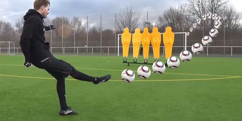 Cách sút bóng xoáy bằng má trong bàn chân