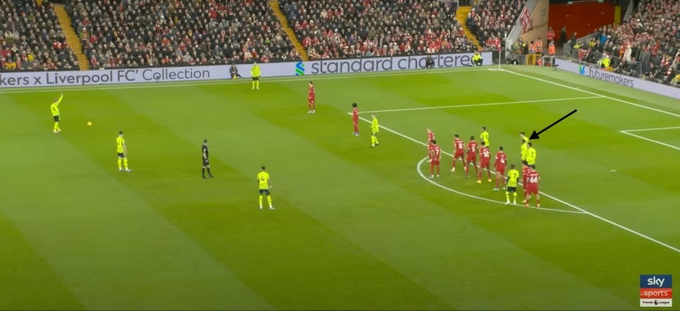 Phối hợp đá phạt chiến thuật trong bóng đá hiện đại